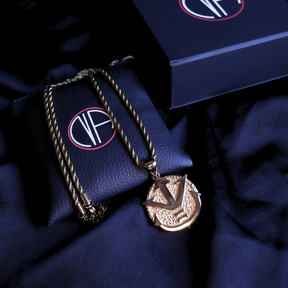 Royal crest pendant in 18K gold – NANIMERICA